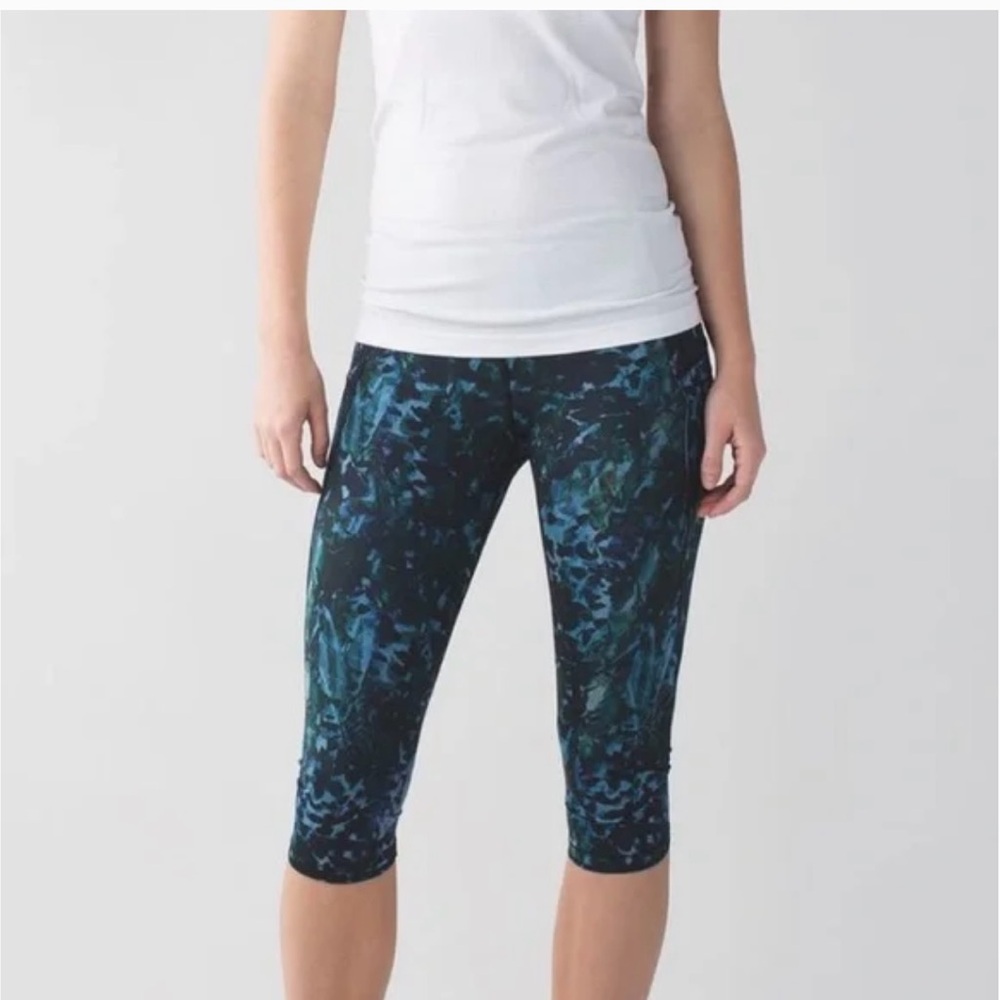 Lululemon Size 2 Blue and Black Patterned Leggings